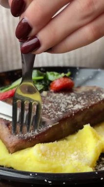 Kremalı patates püresi, ketçap ve lahana salatasıyla servis edilen sulu ızgara et. dil ve patates püresi.