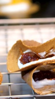 Bir elin çıtır bir tortilla cipsini kremalı ıspanak sosuna batırıp lezzetli dokusunu ve abur cuburun zengin tadını sergilediği yakın çekim videosu. Aperatifler, partiler ve sıradan şeyler için mükemmel..