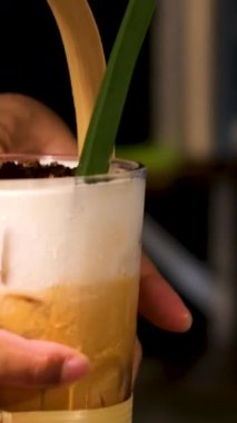 Kahve bardağını kapat ve kahveye süt dök. Latte sanatı yavaş çekim videosu yap. Yüksek kalite 4k görüntü