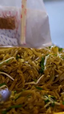 Sıcak ve baharatlı erişteler kağıt bardak yemeğinden kaldırılıyor. Akşam yemeği için Asya mutfağı. Yemeye hazır ramen. Unami aromalı hazır erişte. Asya yemekleri. Fast food yemeği. .