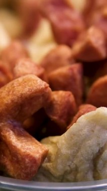 Tavada cızırdayan kızarmış ekmek, mükemmel bir şekilde kızartılmış lezzetli bir atıştırmalık. Yüksek kalite 4k görüntü