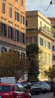 Roma 'da Vatikan yakınlarındaki caddelerde gezen turistler, tarihi cephelerin yanında yemek yiyor ve sırada bekliyorlar. İtalyan mimarisi Roma, İtalya 11.30. 2025