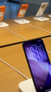 Apple mağazası, modern alışveriş teknolojisi ortamı yaratırken birden fazla iPhone 'un tasarım ve ışıklandırma ekranlarına yerleştirilmiş temiz bir düzenli görüntüsünü gösteriyor. Roma, İtalya 11.25.2025