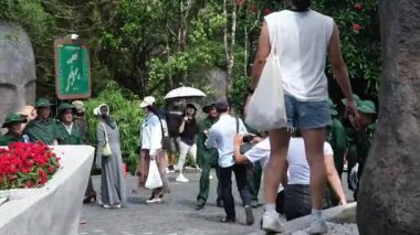 Vietnamlı ziyaretçiler ve savaş gazileri, Da Nang Vietnam yakınlarındaki Ba Na Hills Altın Köprüsü 'nde dolaşarak kültürel ve manzaralı deneyimleri yakalıyorlar. Vietnam Danang 12.18.2025