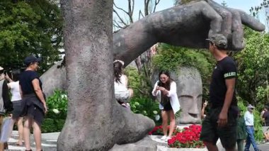 İnsanlar, Da Nang Vietnam yakınlarındaki Ba Na Hills Altın Köprüsü 'nde dev el heykelleri ve hareketli turistik manzaralarla gezip poz veriyorlar. Vietnam Danang 12.18.2025