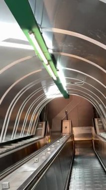 Roma metrosundaki insanlar tren peronundan geçişini, turnikelerden geçişini metronun gelişini izleyerek gerçek şehir hareketlerini, modern İtalyan geçişini izlediler. Roma, İtalya 11.30. 2025