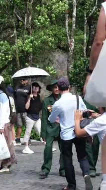 Vietnamlı ziyaretçiler ve savaş gazileri, Da Nang Vietnam yakınlarındaki Ba Na Hills Altın Köprüsü 'nde dolaşarak kültürel ve manzaralı deneyimleri yakalıyorlar. Vietnam Danang 12.18.2025