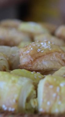 Büfe masasında Türk ya da Orta Doğu tatlıları sergilenen örgü tepsisine serpiştirilmiş susamlı hamur tatlısı serpiştirilmiş.