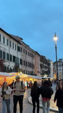Roma 'daki Piazza Navona' da akşam sahnesinde ikonik fıskiyeler kalabalık sıcak ışıklar büyüleyici mimari ve dinamik atmosfer otantik İtalyan şehir yaşamını yakalar. Roma, İtalya 11.30. 2025