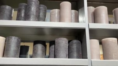 Mağazadaki bir rafta çeşitli mumlar. Yüksek kalite 4k görüntü