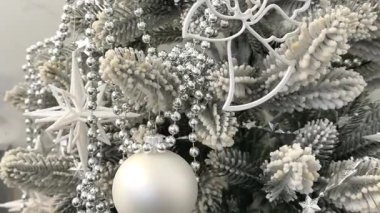 Ilık LED ışıkları olan zarif Beyaz ve Gümüş Noel Ağacı. Paketlenmiş Tatil Hediyeleriyle Şenlikli Ev İçi. Yüksek kalite 4k görüntü