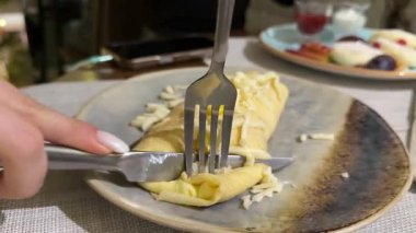 Nalysnyky, rulo krep, süzme çiftlik peynirli krep, Ukrayna mutfağı, geleneksel çeşit çeşit yemekler. Masaya konmuş süzme peynirli krep. Yüksek kalite 4k görüntü