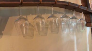 Şarap bardakları barın tavanından sarkıyor. Yüksek kalite 4k görüntü