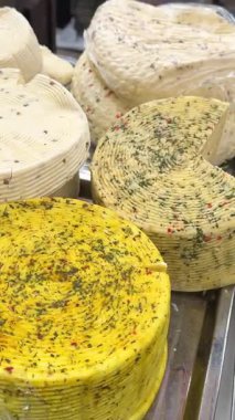 Pek çok farklı türde el yapımı peynirin yakın çekimi, asil kalıplı peynirlerin çeşitliliği, parmesan, maasdam, camembert, stilton. Peynir dokuları ve lezzetler yakından, peynir fabrikası..