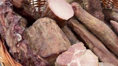 Söndürülmüş pastırma, jambon ve hasır sepetlerde hazırlanmış salam. Yüksek kalite 4k görüntü