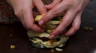 Haşhaş tohumu ve üzümlü pasta şefi merdaneli haşhaş tohumlarıyla hamur yapıyor. Yüksek kalite 4k görüntü