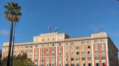 Vatikan, Roma 'nın güzel, dar bir caddesi içinde bir devlettir. Evden eve bir köprü, Roma' nın yakınlarındaki evler arasında bir köprü. İtalya 'nın ön cephesindeki tarihi bina Roma sokaklarında gerçek hayata ev sahipliği yapıyor.