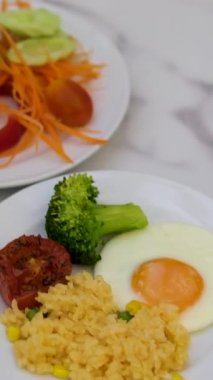 Asya mutfağı, açık büfe, pirinç, sebze, meyve, fobo çorbası, karpuz, ejderha meyvesi, pirinç, yumurta, kırmızı, sarı, yeşil biber, havuç, tabakta salatalık. Otelde kahvaltı.