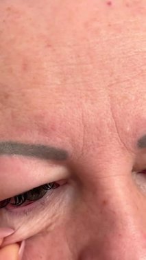 Aşırı detay yaşlandırılmış iris dokularındaki insan gözü, yırtık damar ve doğal deri kıvrımları gerçekçiliği, duyguyu ve bazen de çarpıcı bir berraklık ve derinliği çağrıştırıyor. Yüksek kalite 4k görüntü