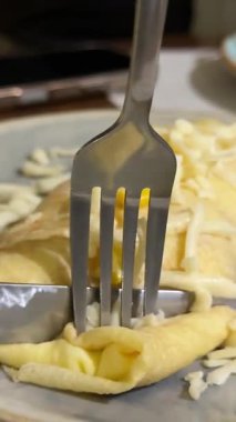 Nalysnyky, rulo krep, süzme çiftlik peynirli krep, Ukrayna mutfağı, geleneksel çeşit çeşit yemekler. Masaya konmuş süzme peynirli krep. Yüksek kalite 4k görüntü