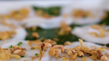 Birçok Idli 'nin dönüşümlü çekimi ya da muz yaprağı üzerinde boş boş durması. Kerala Tamil Nadu Hindistan Sri Lanka 'daki popüler Güney Hindistan kahvaltı vejetaryen yemek restoranı. Sağlıklı buğulanmış pirinç kekleri. Yüksek kalite 4k