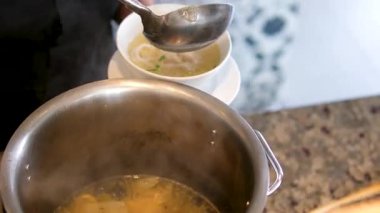 sıcak tencere pişirme fa pho çorba vietnam yakın çekim kızartma tavası et suyu pişirilmiş domuz kemikleri kız Vietnam 'da yemek pişirmek için bir restoran büfesinde yemeğini karıştırıyor.