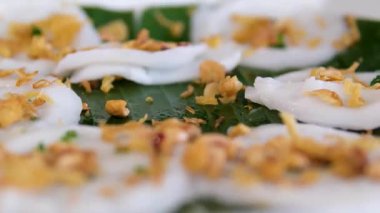 Palmiye yaprağının üzerinde ya da pirinçli kek ve fıstık ezmeli gözleme. Yüksek kalite 4k görüntü