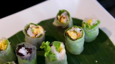 Kızarmış yay, taze Vietnam domuz eti ve bitkilerinin üzerine tuzlu sos serpiyor. Yüksek kalite 4k görüntü