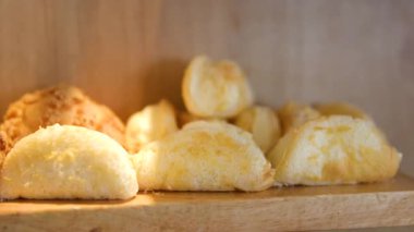 Hamur tatlısı ahşap bir tahtada filo hamuruyla dolu tatlı turtalar, pürüzsüz kamera hareketi. Çeşitli fırınlanmış yiyecekler. Puf böreği, fileto böreği. Macro, önden bak. Yüksek kalite 4k