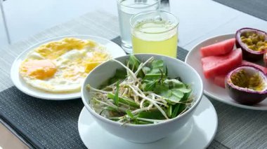 Salata yumurtaları, meyve pho bo Passionfruit suyu. Yüksek kalite 4k görüntü