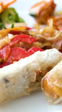 Kızarmış börek, sebze ve lezzetli tatlarla dolu çıtır altın rulo Çin ve Vietnam mutfağında yenen popüler bir Asya aperatifi. Yüksek kalite 4k görüntü