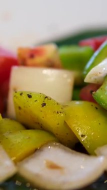 Izgara tavuk, marul ve soslu sebzeli taze salata. Sağlıklı Asya usulü yemek. Palmiye yaprağında ızgara sebzeli salata.