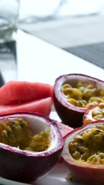 Çarkıfelek meyveli Pho Vietnamlı çorba tabağı et suyu, pirinç eriştesi, şifalı otlar ve yerel bir restorandaki masada etten oluşur. Masa Pho Bo. Yüksek kalite 4k görüntü