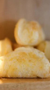 Hamur tatlısı ahşap bir tahtada filo hamuruyla dolu tatlı turtalar, pürüzsüz kamera hareketi. Çeşitli fırınlanmış yiyecekler. Puf böreği, fileto böreği. Macro, önden bak. Yüksek kalite 4k