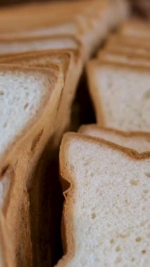 Zanaatkar Batard Ekşi, yapraklı sağlıklı ekmek. Masaya ekşi ekmek serpiştirilmiş ekmek kırıntısı. Yüksek kalite 4k görüntü