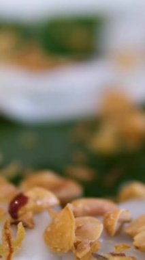 Birçok Idli 'nin dönüşümlü çekimi ya da muz yaprağı üzerinde boş boş durması. Kerala Tamil Nadu Hindistan Sri Lanka 'daki popüler Güney Hindistan kahvaltı vejetaryen yemek restoranı. Sağlıklı buğulanmış pirinç kekleri. Yüksek kalite 4k