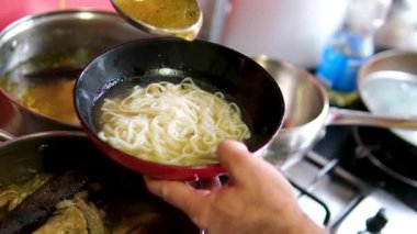 Geleneksel pho bo çorba hazırlama sıcak aromatik çorba pirinç vermicelli üzerine döküldü ardından taze otlar ve malzemeler lezzet dolu otantik bir sokak yemeği deneyimi yarattı.