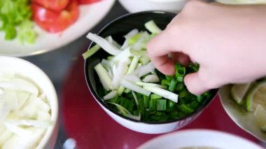 Geleneksel pho bo çorba hazırlama sıcak aromatik çorba pirinç vermicelli üzerine döküldü ardından taze otlar ve malzemeler lezzet dolu otantik bir sokak yemeği deneyimi yarattı.