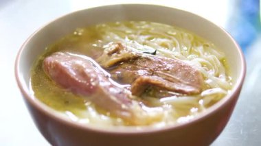 Geleneksel pho bo çorba hazırlama sıcak aromatik çorba pirinç vermicelli üzerine döküldü ardından taze otlar ve malzemeler lezzet dolu otantik bir sokak yemeği deneyimi yarattı.