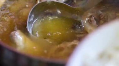 Geleneksel pho bo çorba hazırlama sıcak aromatik çorba pirinç vermicelli üzerine döküldü ardından taze otlar ve malzemeler lezzet dolu otantik bir sokak yemeği deneyimi yarattı.