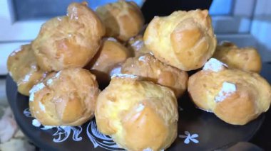 Beyaz bir tabakta kremalı kremalı börekler. Yüksek kalite 4k görüntü