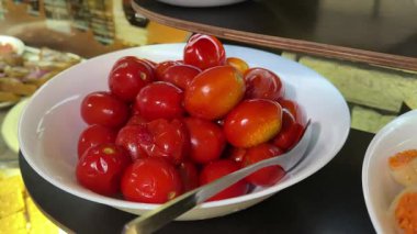 Tahta bir tahtanın üzerinde servis edilen tavuklu domates turşusu. Yüksek kalite 4k görüntü