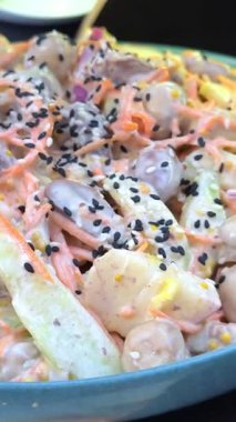 Kızarmış tavuk, mercimek, kızarmış sebze ve yumurta ile sağlıklı bir yemek kasesi. Kapatın, kamera dönüyor. Yüksek kalite 4k görüntü