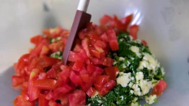 Domates, ıspanak, yumurta, karıştır, turta için dolgu yap, lavaşla sar, peynirle doldur. Yüksek kalite 4k görüntü