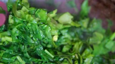 Kızartma tavasında ıspanak haşlamak. Yüksek kalite 4k görüntü