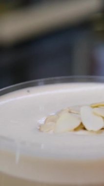 Hint otelinde hazırlanmış köpüklü badem kokteyli kulhad. Yüksek kalite 4k görüntü