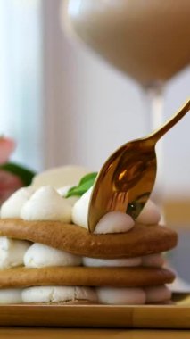 Güzel kahvaltı, havadar beyaz kremalı tatlı, kahve içeceği, beyaz ve pembe orkide çiçekleri tatlı kaşık çiçekleri lüks restoran, rahatlama, zevk.