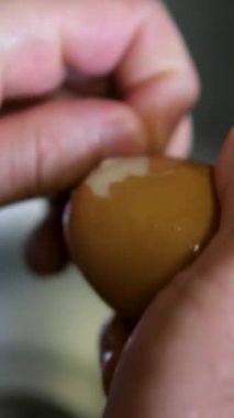 Ispanaklı turta yapmak, adım adım video yapmak hamur yapmak, ıspanak pişirmek, yumurta eklemek, pişmiş turtayı kesmek, tam tarif. Yüksek kalite 4k görüntü