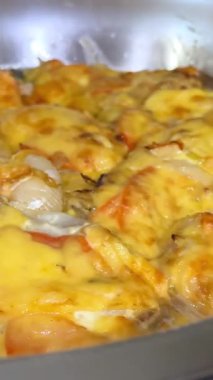 Açık büfede, peynirli ve ananaslı fırında balık, Fransız usulü balık ve Fransız usulü et var. Yumurta ve peynirli kahvaltı güveci mükemmel pişmiş. Yüksek kalite 4k