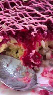 Pancar salatası, tuzlanmış ringa balığı, turşu soğan, patates ve havuç turşusu, portakal ve limonla süslenmiş beyaz tabakta, turntable 'da otlar. Yüksek kalite 4k görüntü